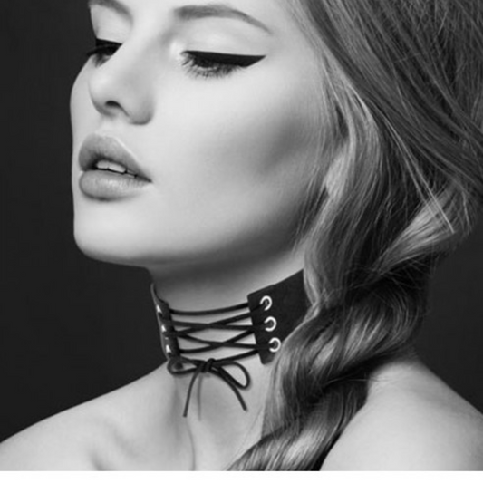 Collier en cuir noir avec lacet