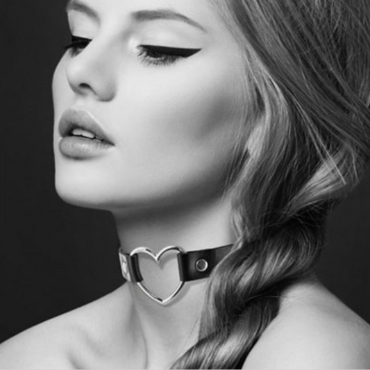 Collier en cuir noir avec coeur métal argenté